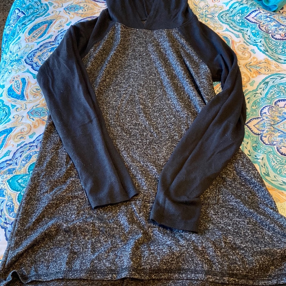 Long hooded lightweight sweater